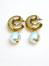 Load image into Gallery viewer, Chunky Gold with Drop Pearl Earrings